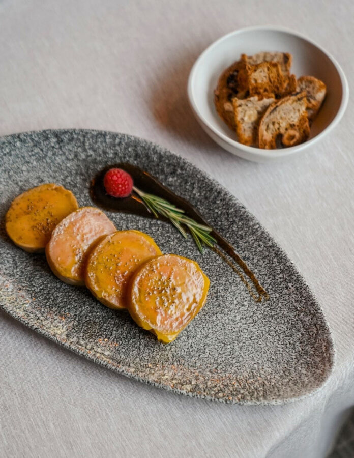 Foie mi-cuit con chutney de pera ahumada del restaurante Carbón en Madrid