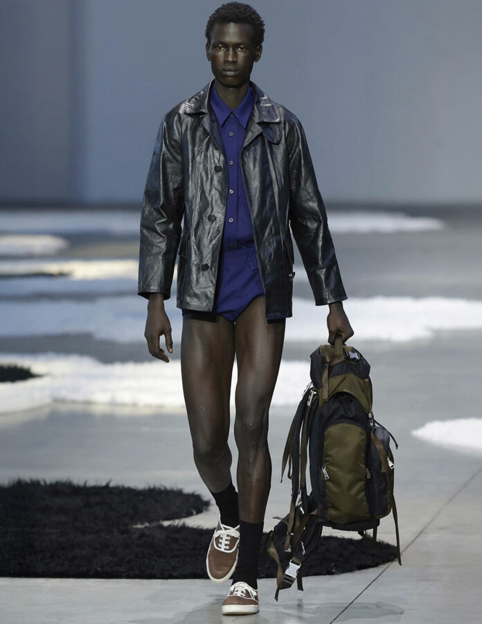 modelo desfilando en el desfile de Prada zapatillas de skate