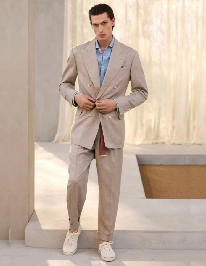 modelo Brunello Cucinelli vestido traje lino temporada primavera 2026 con zapatillas de skate