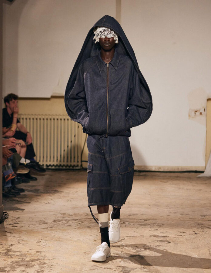 modelo desfilando en el desfile de Engolab zapatillas de skate