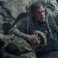 Alan Ritchson aprendió a pelear en una nueva película de acción que está arrasando en Netflix Alan Ritchson vestido de militar y tapando a otro soldado con la mano en una escena de la película Máquina de Hierro que triunfa en Netflix.