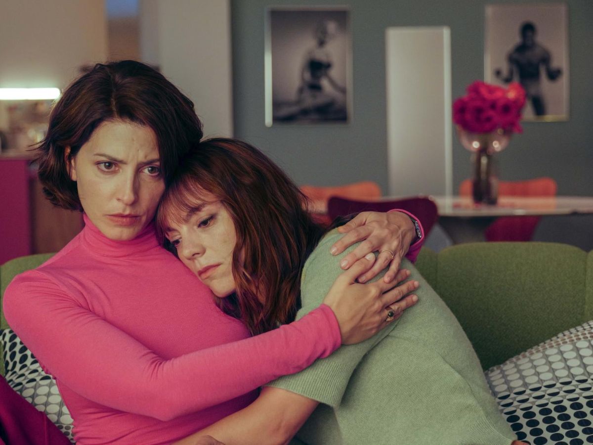 Bárbara Lennie con un jersey rosa abrazando a Vicky Luengo en una escena de la película Amarga Navidad de Pedro Almodóvar.