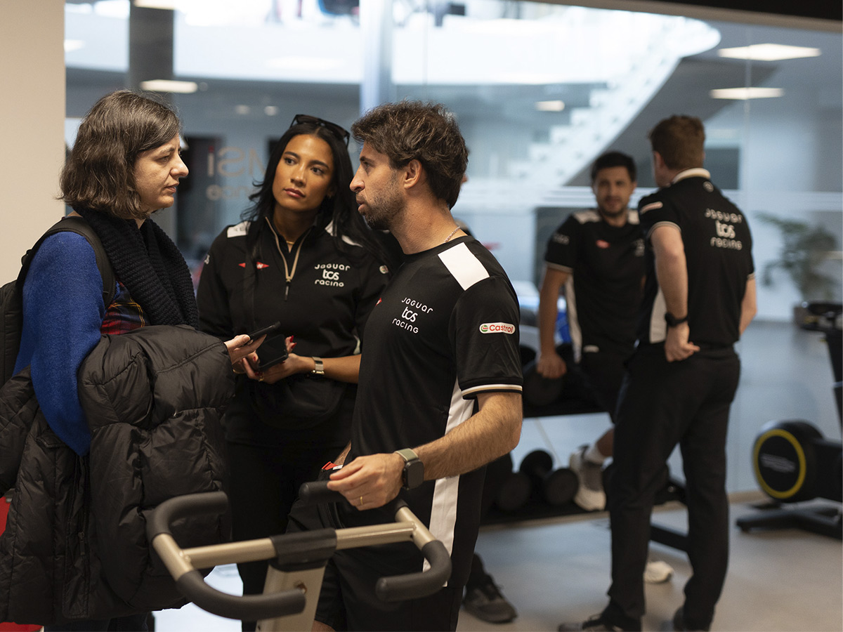 António Félix da Costa conversando con periodistas