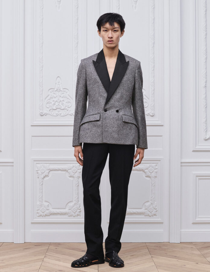 Modelo con chaqueta Bar gris de Dior
