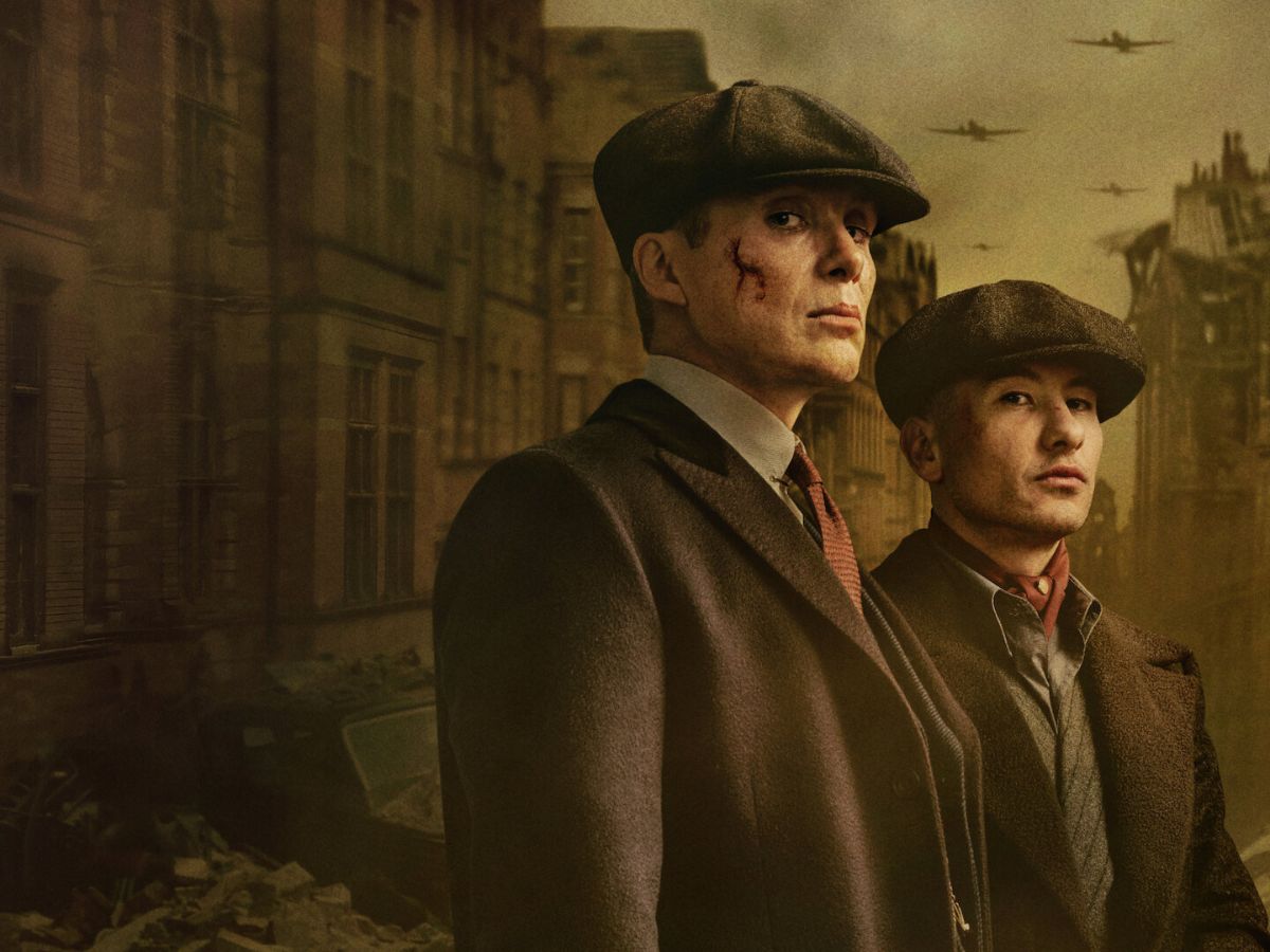 Primer plano de Cillian Murphy con heridas en la cara junto a Barry Keoghan en una escena de la película Peaky Blinders: el hombre inmortal.