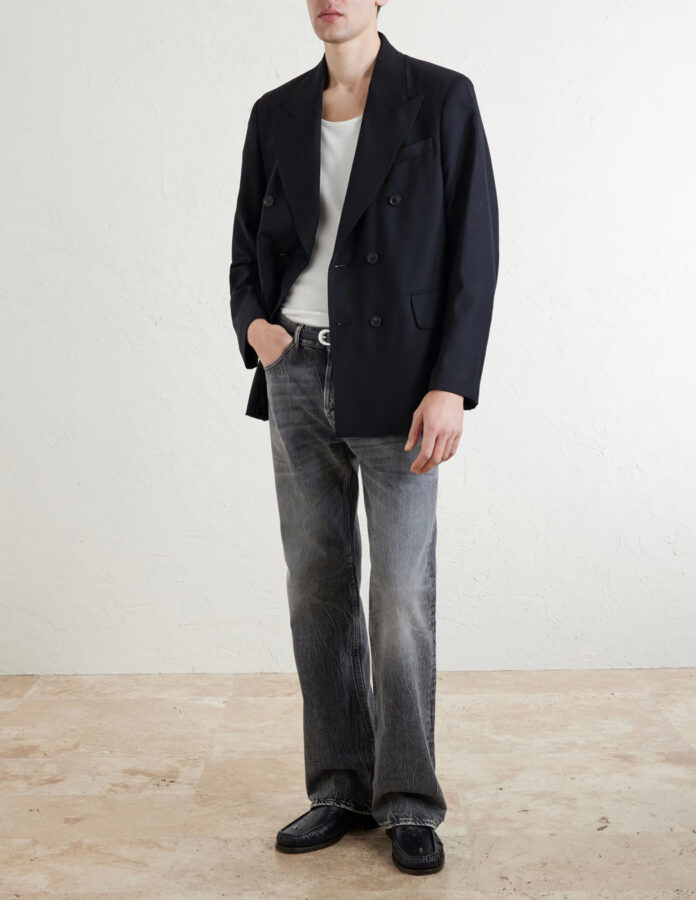 cómo combinar el pantalón vaquero gris de hombre