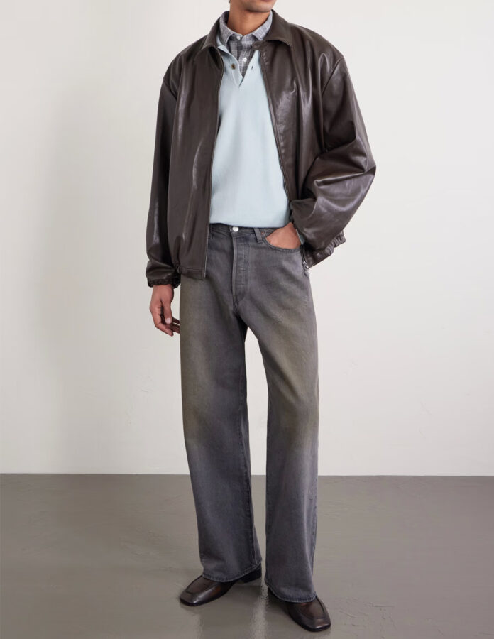 cómo combinar el pantalón vaquero gris de hombre