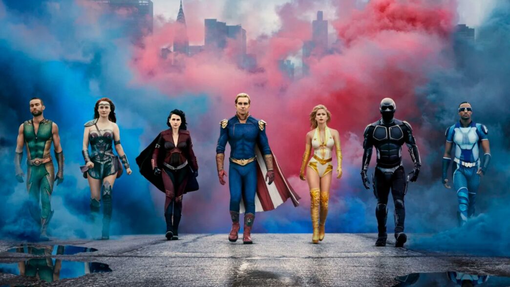 Imagen promocional del final de la serie The Boys con todos los superhéroes reunidos con un fondo de humo rojo y azul como la bandera de Estados Unidos.