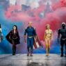 Imagen promocional del final de la serie The Boys con todos los superhéroes reunidos con un fondo de humo rojo y azul como la bandera de Estados Unidos.