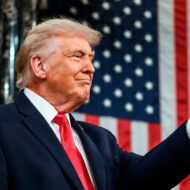 Donald Trump tiene una colección de coches millonaria que incluye desde un Chevrolet hasta un Lamborghini personalizado por él Donald Trump señalando