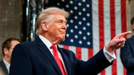 Donald Trump señalando