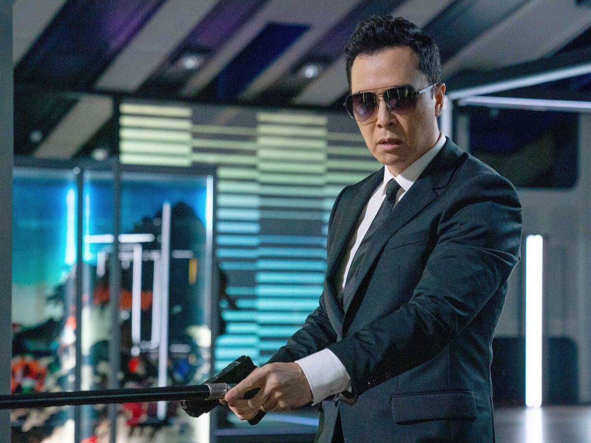 Donnie Yen con traje y gafas interpretando a Caine en John Wick 4.