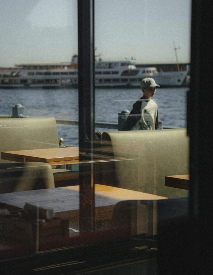 Puente de Galata, Estambul, con un crucero de fondo