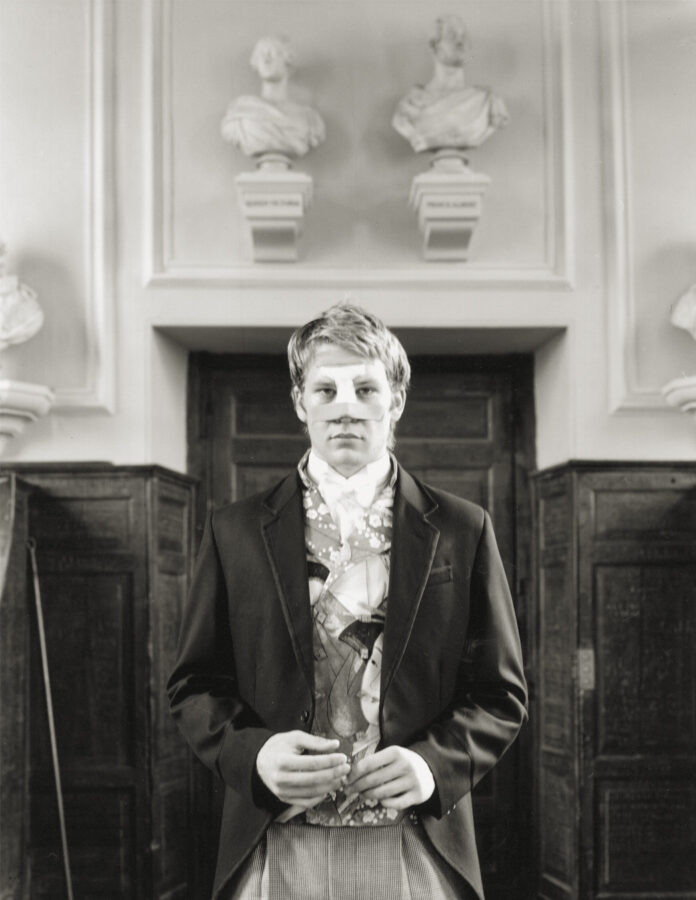 Alumno del Eton College, fotografiado por Ian Macdonald