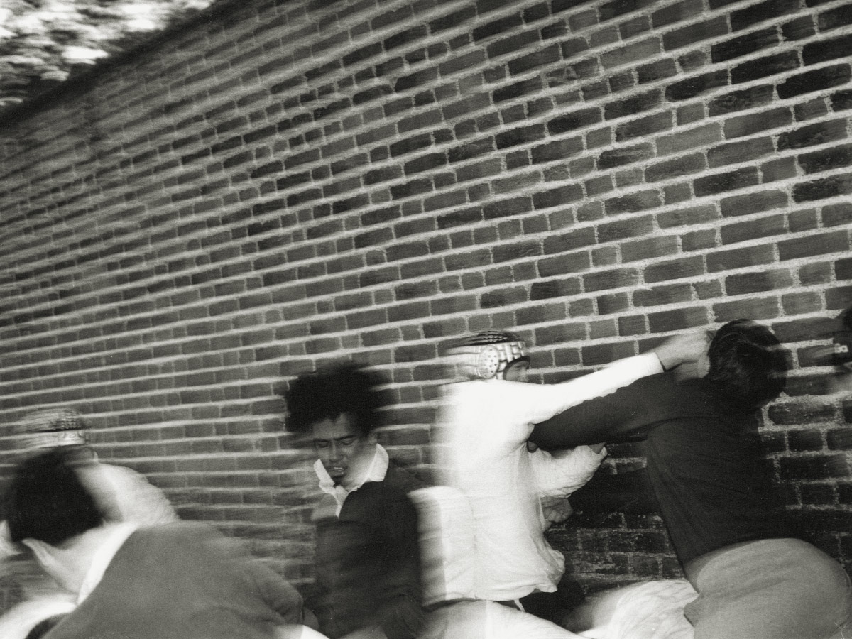 Alumnos jugando en el Eton College, fotografiados por Ian Macdonald