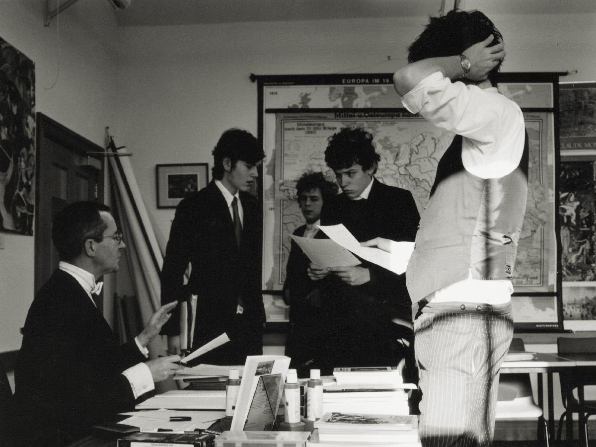 Profesor con sus alumnos del Eton College, fotografiados por Ian Macdonald