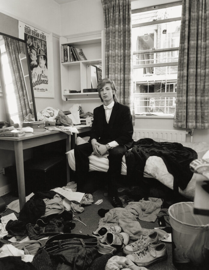 Alumno en su habitación del Eton College, fotografiado por Ian Macdonald