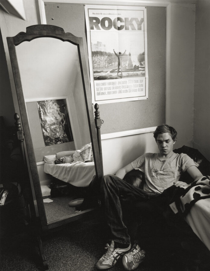 Estudiante en su habitación del Eton College fotografiado por Ian Macdonald