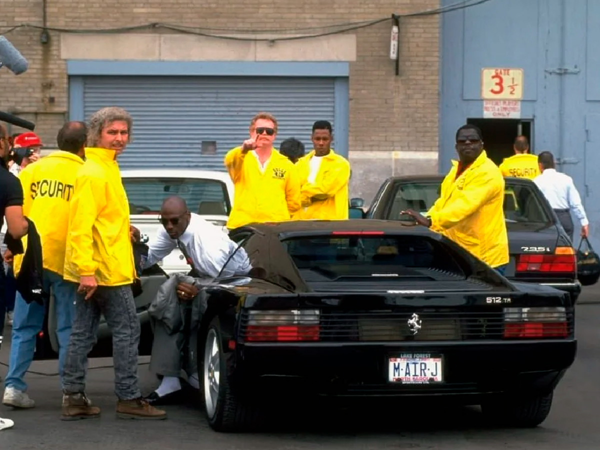 Michael Jordan saliendo de su Ferrari 512 TR en los años 90