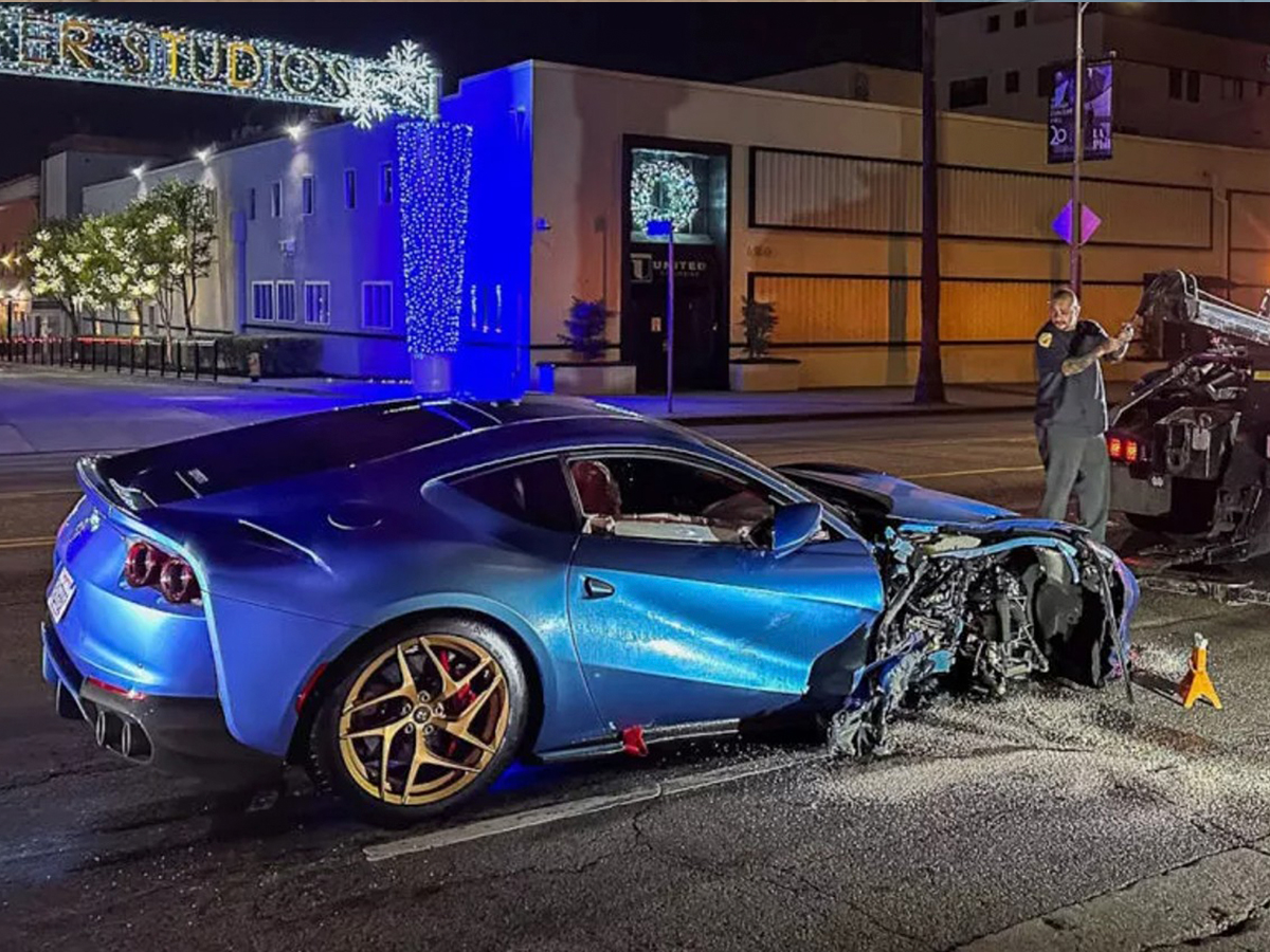 Ferrari 812 Superfast azul de Michael Jordan accidentado