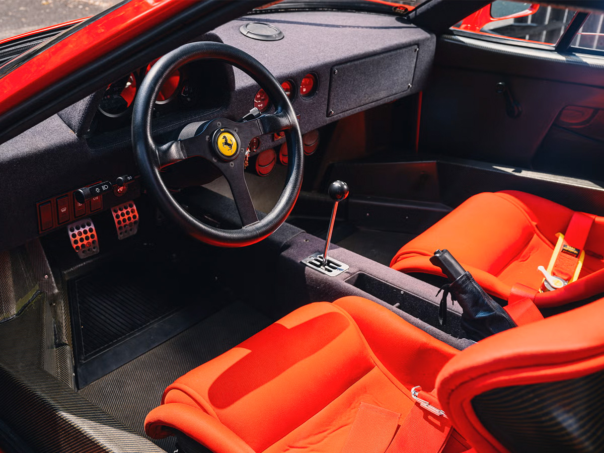Ferrari F40 Interior rojo