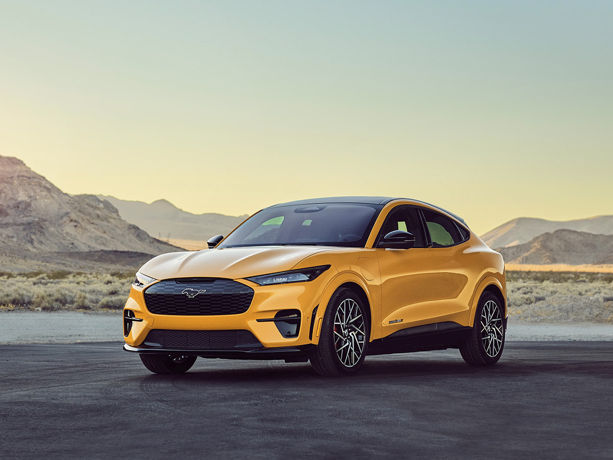 Ford Mustang Mach-E amarillo