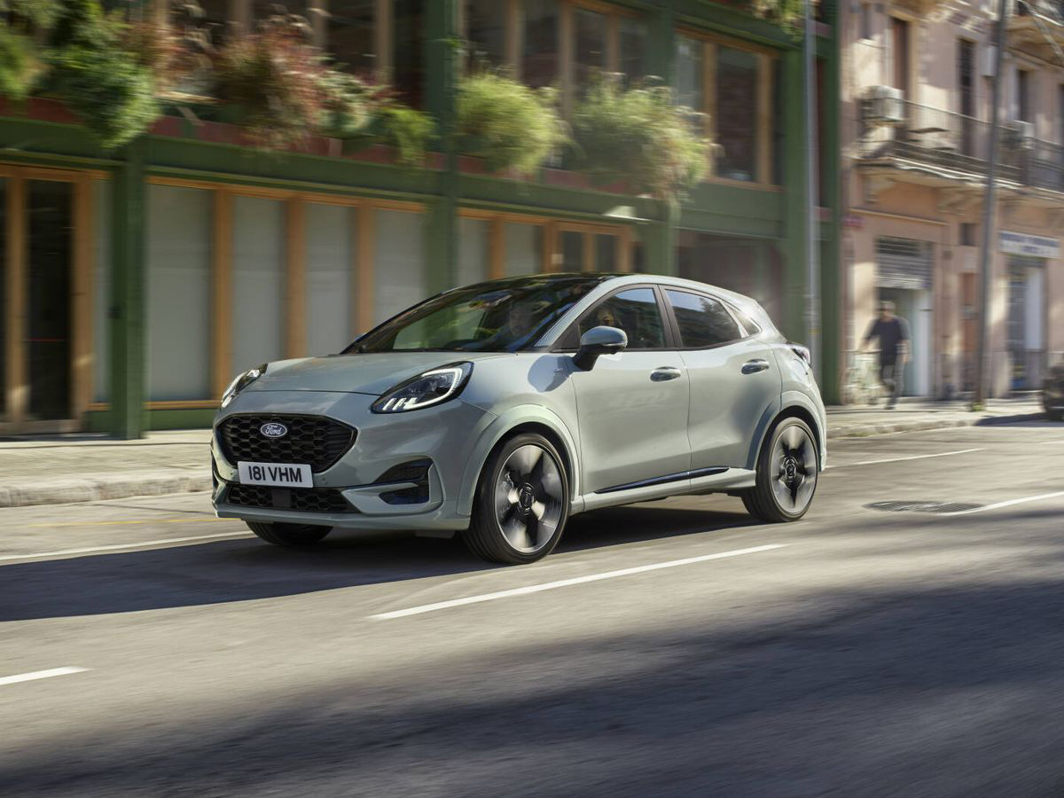 Ford Puma gris verdoso con conducción autónoma
