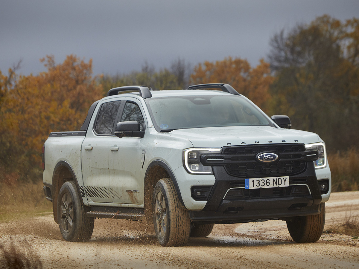Ford Ranger PHEV color verde agua con conducción autónoma