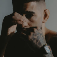 Ilia Topuria se hace una sugerente sesión de fotos presumiendo de cuerpo y de reloj: así es su nueva joya que brilla más que sus dos cinturones de la UFC. ILIA TOPURIA con un reloj Richard Mille