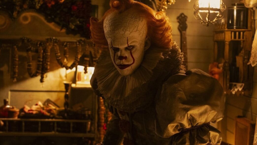 Primer plano del payaso Pennywise en una escena de la serie It: bienvenidos a Derry en HBO Max.