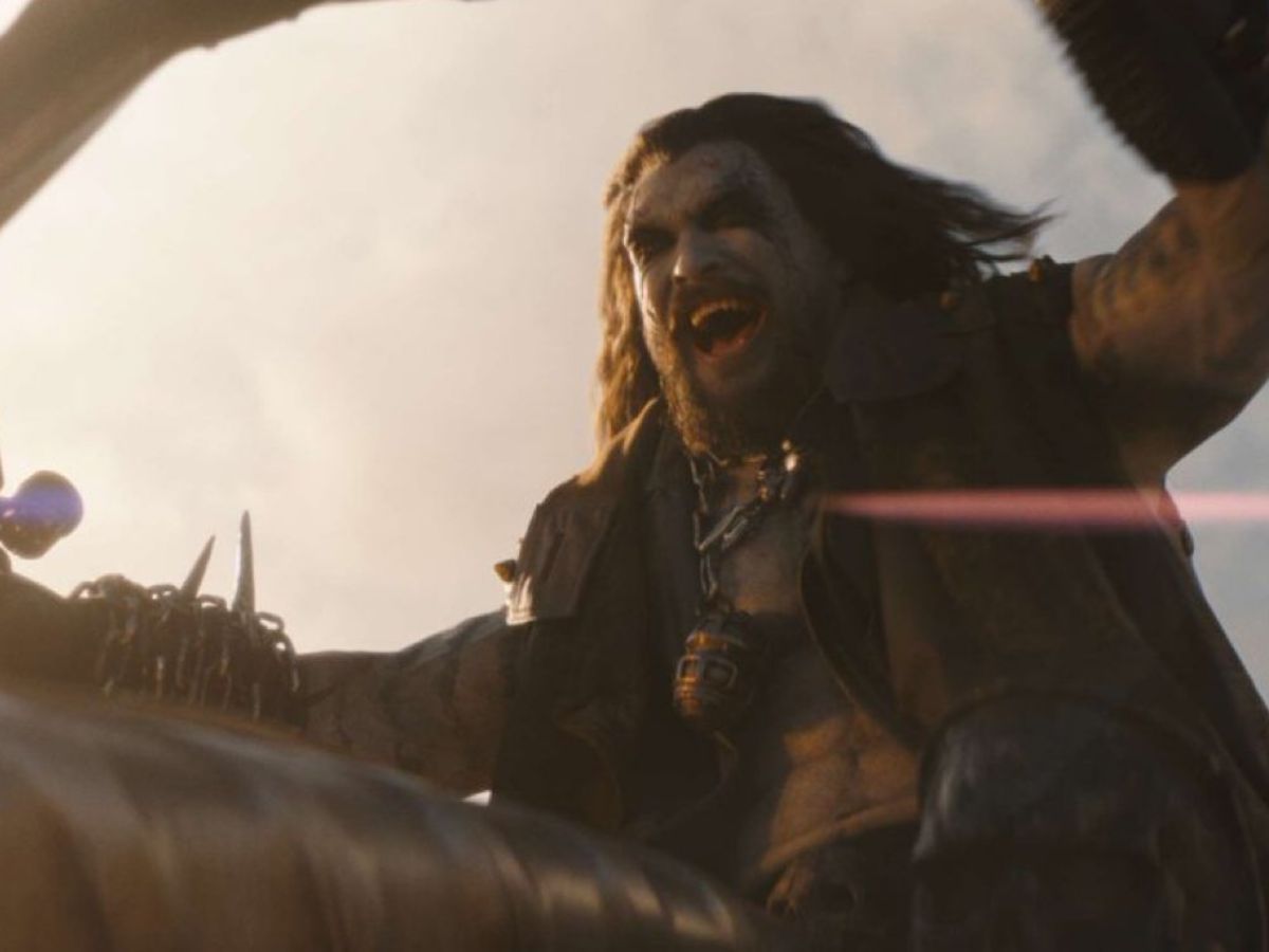 Jason Momoa caracterizado como un motero con el pelo largo y la cara pintada para interpretar a Lobo en Supergirl.