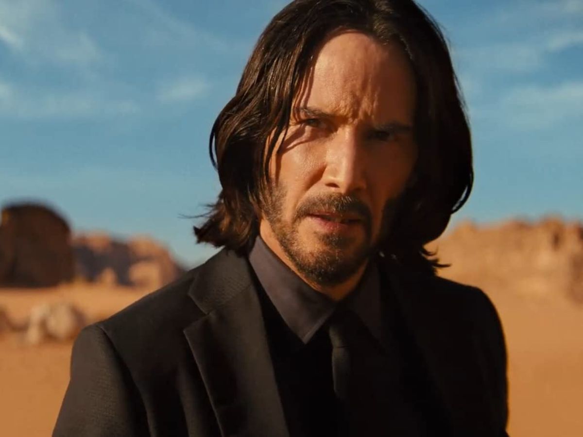 Primer plano de Keanu Reeves en el desierto en una escena de la película John Wick 4.