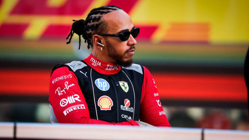 Lewis Hamilton de perfil con gafas de sol