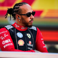 Lewis Hamilton aparece con un coche de 3 millones de euros en un famoso parking de Japón para hacerse fotos con sus fans Lewis Hamilton de perfil con gafas de sol