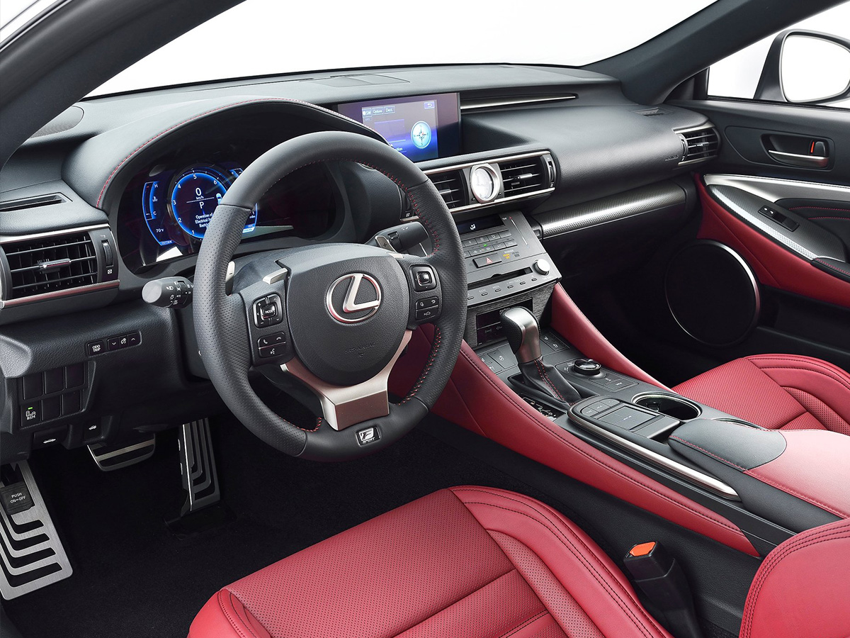 Lexus RC F interior con asientos en rojo