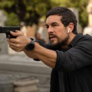 Mario Casas: “Me gusta el riesgo en mi trabajo y en el deporte, pero luego en mi vida personal me gusta la tranquilidad” Mario Casas con un jersey negro apuntando con una pistola en una escena de la película Zeta.