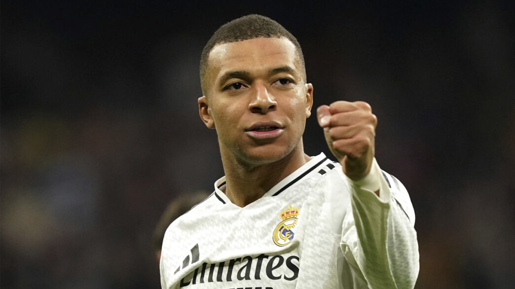Kylian Mbappé con el puño cerrado y camiseta del Real Madrid