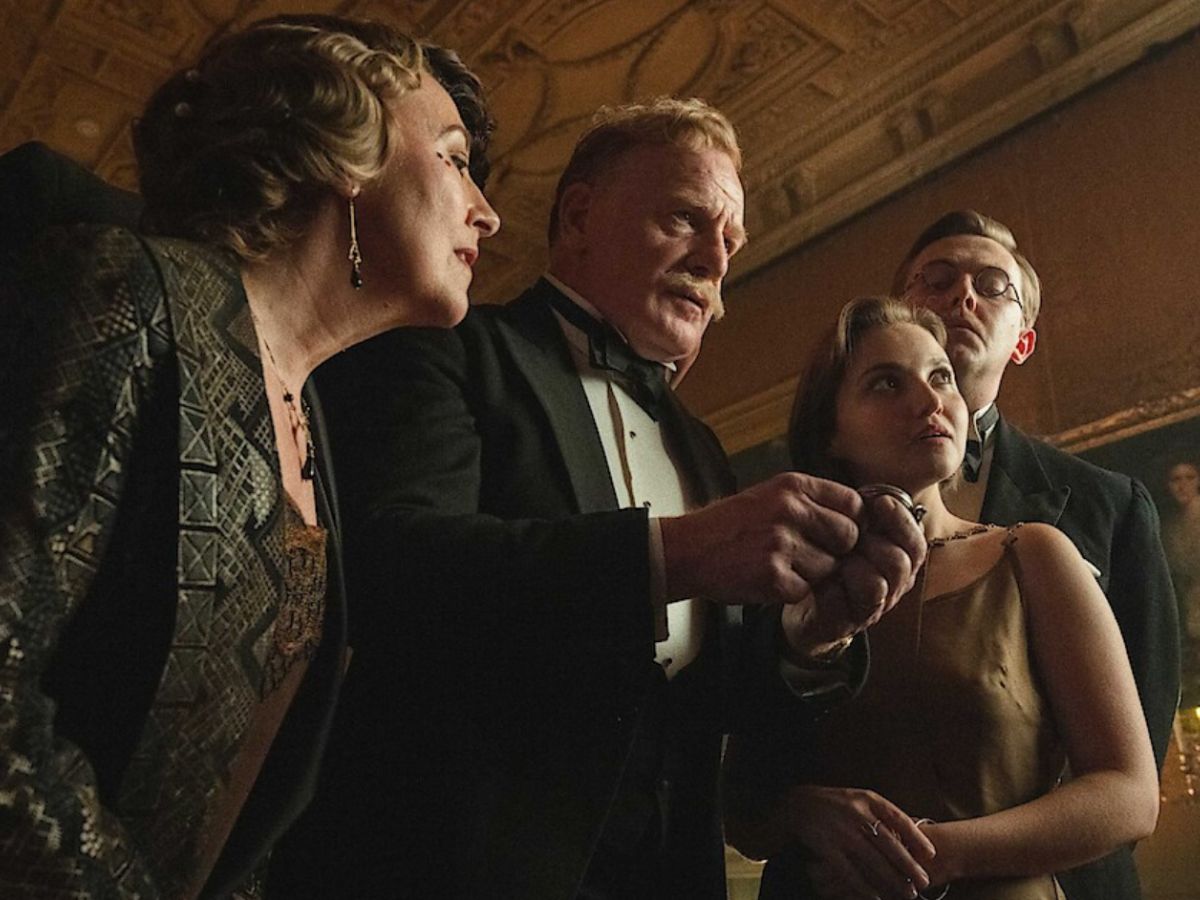 Dorothy Atkinson, Guy Siner, Corey Mylchreest y Mia McKenna descubriendo un crimen en una escena de la serie las siete esferas.