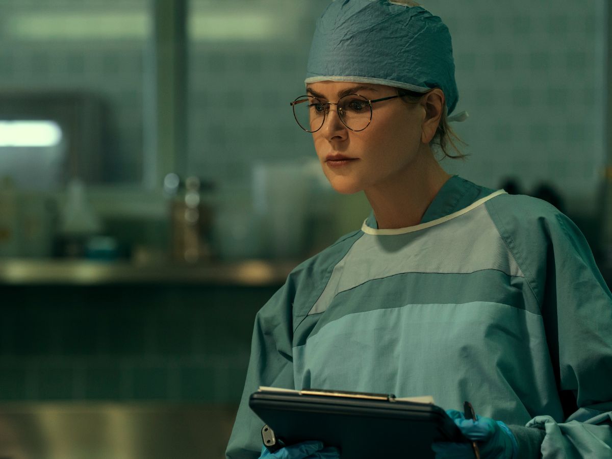 Nicole Kidman con un gorro y una bata de enfermera en la serie Scarpetta.
