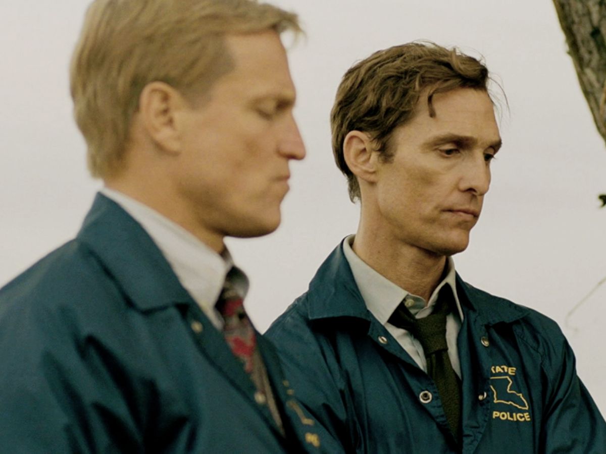 Primer plano de Woody Harrelson y Matthew McConaughey vestidos de policías en la serie True Detective.