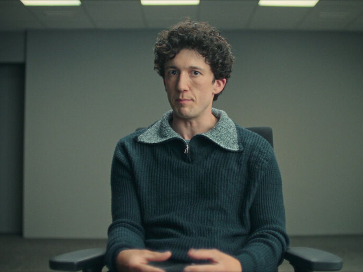 Escena de la serie cómo vender drogas online en la que el protagonista aparece en una comisaría declarando por sus hechos.