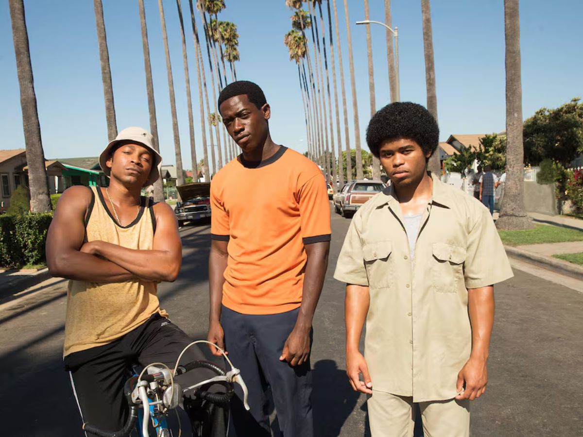 Los tres protagonistas de la serie Snowfall, que retratan la llegada de la droga a Los Ángeles.