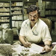 Las 10 mejores series de narcos que hay en plataformas ahora mismo Andrés Parra rodeados de papeles y billetes interpretando a Pablo Escobar en la serie Pablo Escobar: el patrón del mal.