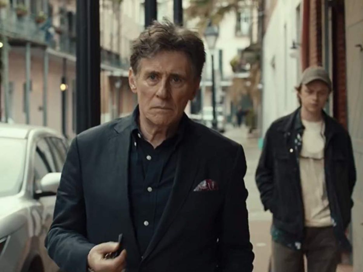 Primer plano de Gabriel Byrne con traje en una escena de la serie ZeroZeroZero sobre las drogas en Italia.