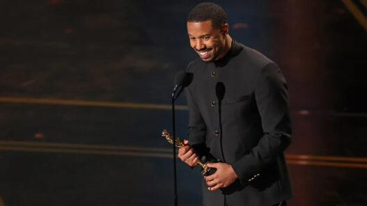 Michael B Jordan recogiendo el oscar 2026 a mejor Actor