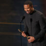 Michael B Jordan recogiendo el oscar 2026 a mejor Actor