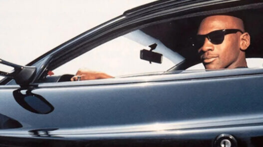 Michael Jordan conduciendo coche lujo