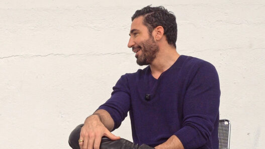 El actor Miguel Ángel Silvestre durante su entrevista para Rísbel Magazine