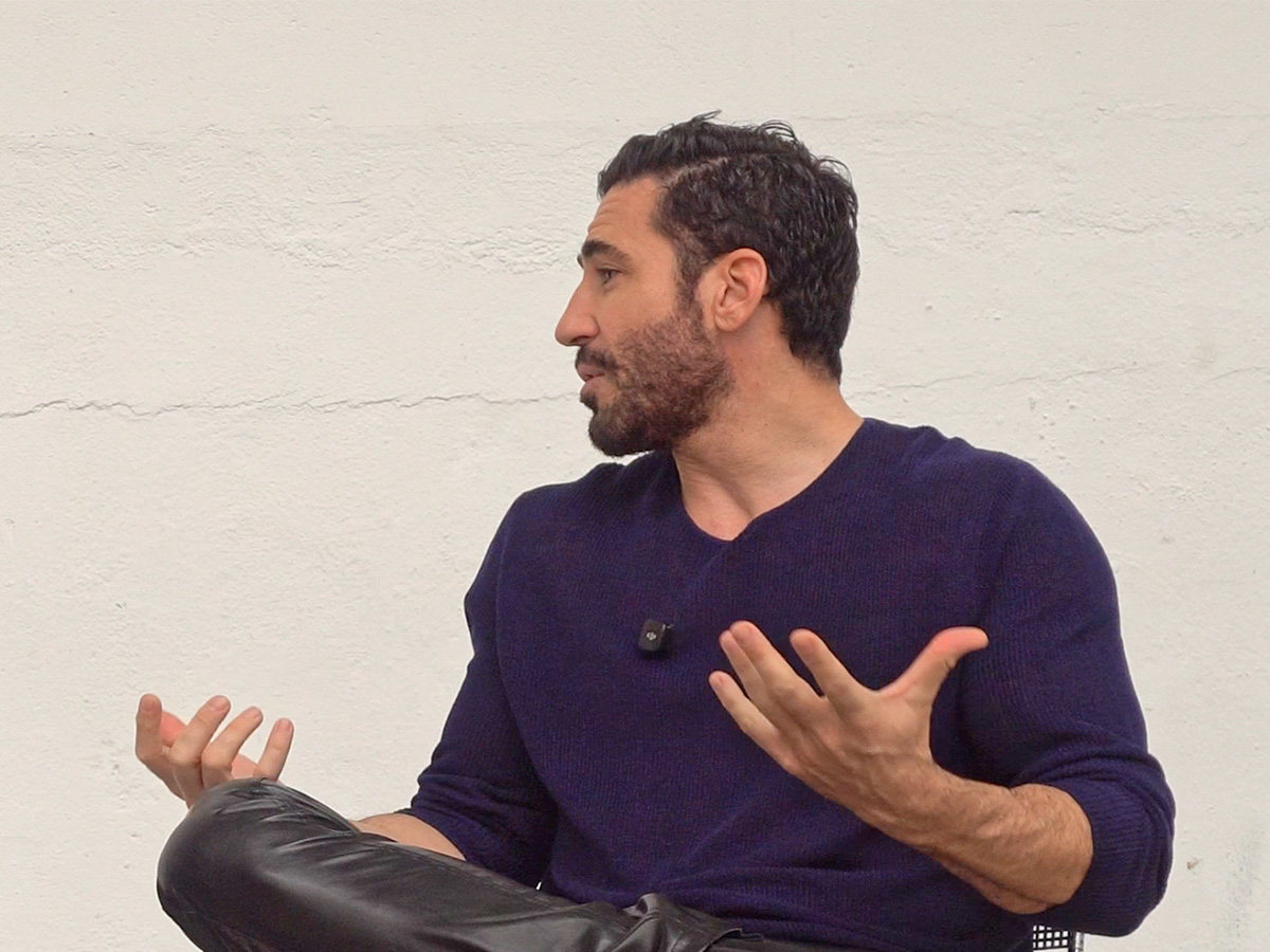 El actor Miguel Ángel Silvestre hablando durante su entrevista para Rísbel Magazine