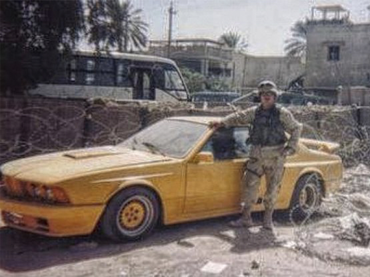 Un militar estadounidense junto al BMW 635CSI Gemballa